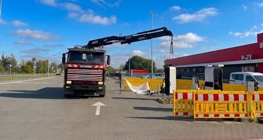 Tralas su lengvuoju automobiliu